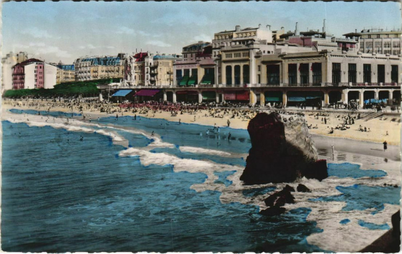 Carte postale ancienne Biarritz La Plage devant le Casino France à Biarritz