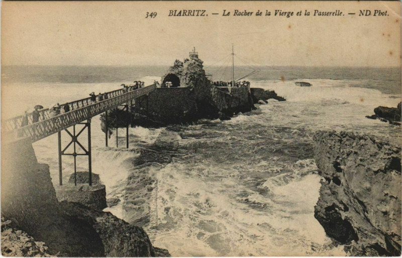 Carte postale ancienne Biarritz Le Rocher de la Vierge et la Passerelle France à Biarritz