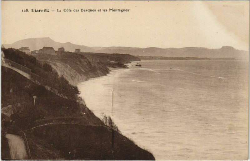 Carte postale ancienne Biarritz La Cote des Basques et les Montagnes France à Biarritz