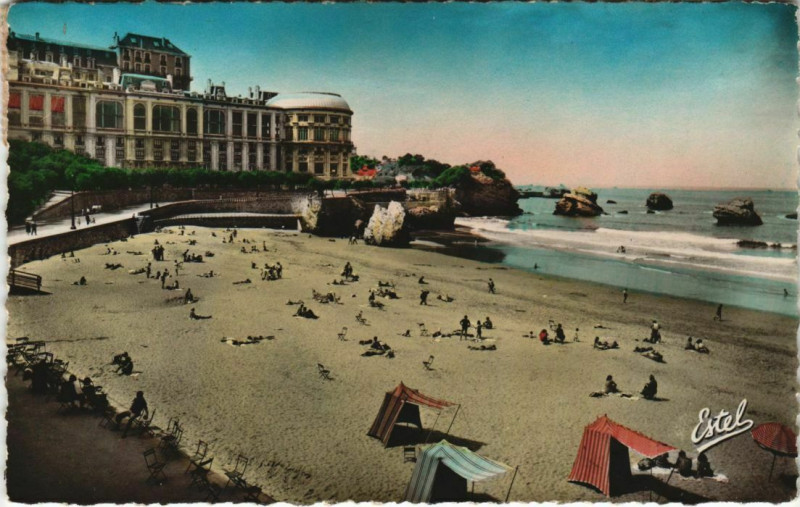 Carte postale ancienne Biarritz Grande Plage devant le Casino Bellevue France à Biarritz