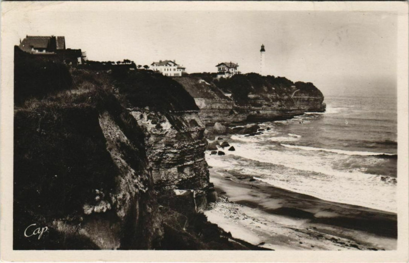 Carte postale ancienne Biarritz Les Falaises Nord et le Phare France à Biarritz