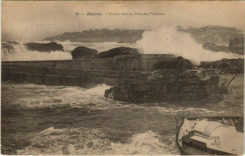Carte postale ancienne Biarritz Grosse mer au Port des Pecheurs France à Biarritz