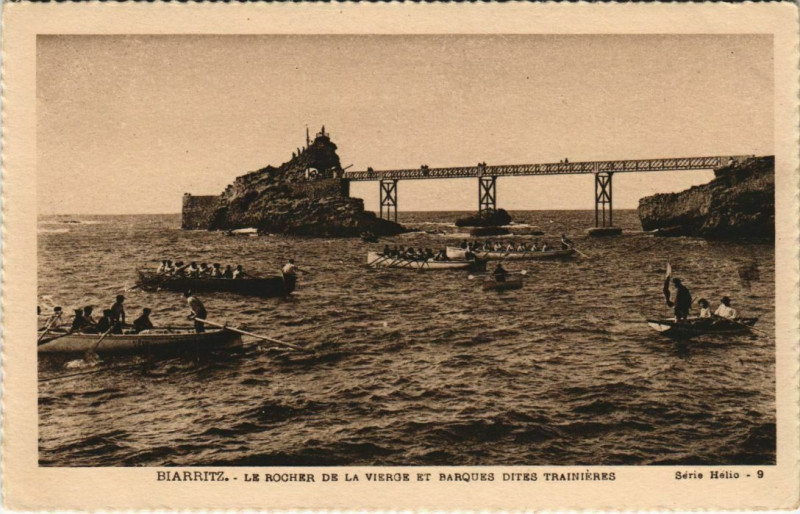 Carte postale ancienne Biarritz Rocher de la Vierge, Barques dites Trainieres France à Biarritz