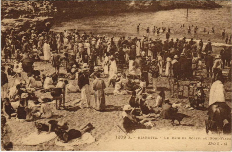 Carte postale ancienne Biarritz Le Bain de Soleil au Port Vieux France à Biarritz