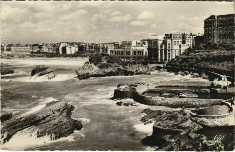 Carte postale ancienne Biarritz Port des Pecheurs et le Casino France à Biarritz