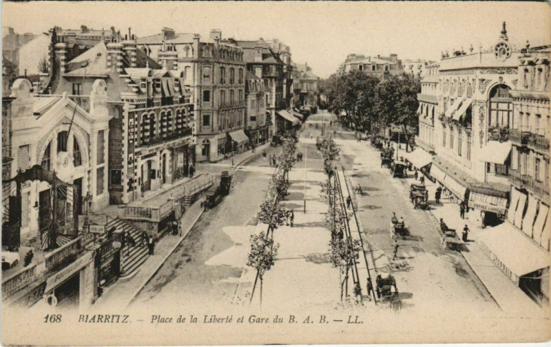 Carte postale ancienne Biarritz Place de la Liberte et Gare du B.A.B. France à Biarritz