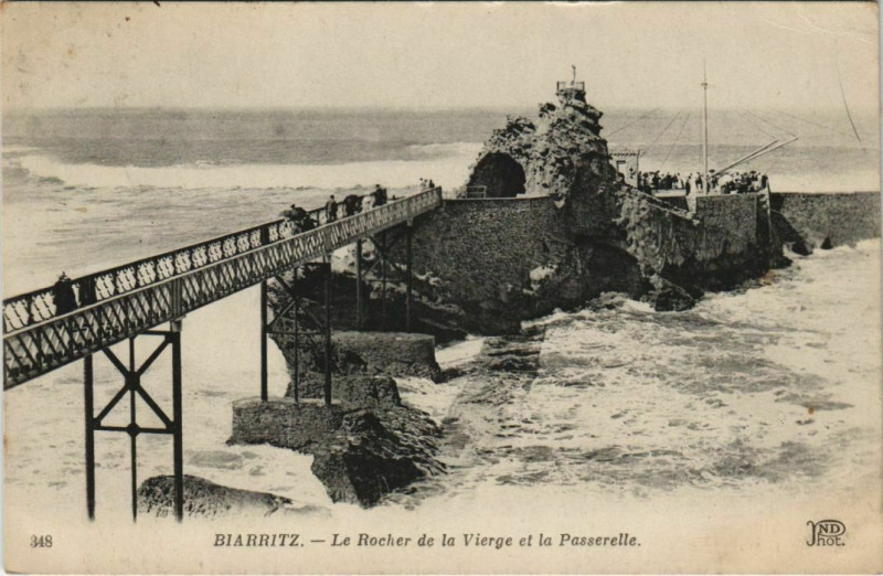 Carte postale ancienne Biarritz Rocher de la Vierge et la Passerelle France à Biarritz