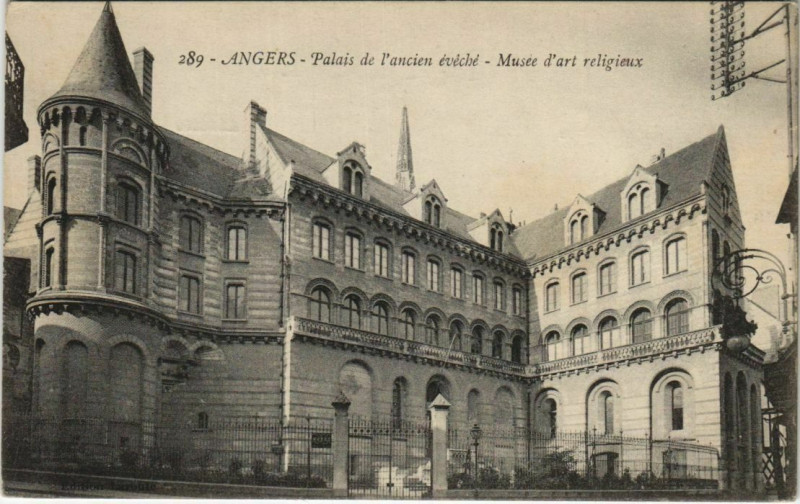 Carte postale ancienne Angers Musee d'art religieux France à Angers