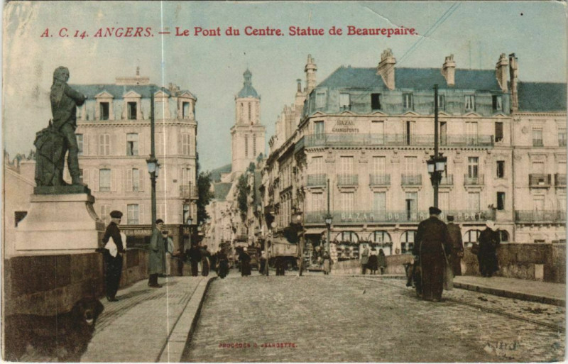 Carte postale ancienne Angers Pont du Centre ,Statue de Beaurepaire France à Angers