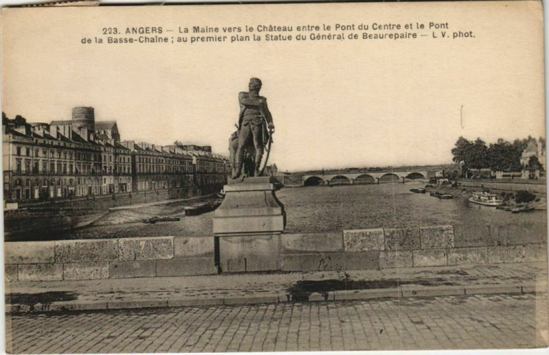 Carte postale ancienne Angers Statue du General de Beaurepaire France à Angers
