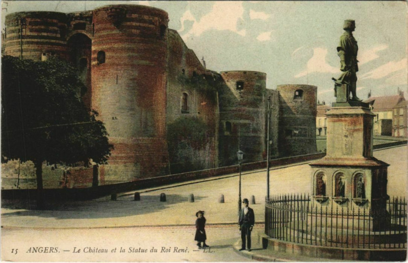 Carte postale ancienne Angers Le Chateau et Statue du Roi Rene France à Angers