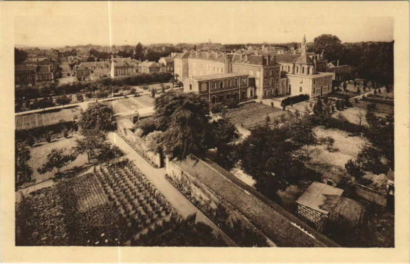 Carte postale ancienne Angers vue sur la communaute des Augustines France à Angers