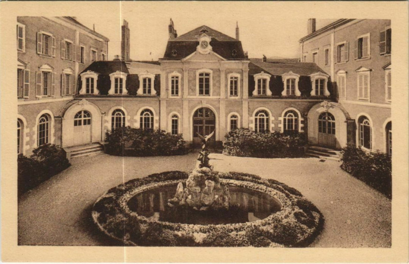 Carte postale ancienne Angers La cour d'honneur vue du cloitre France à Angers