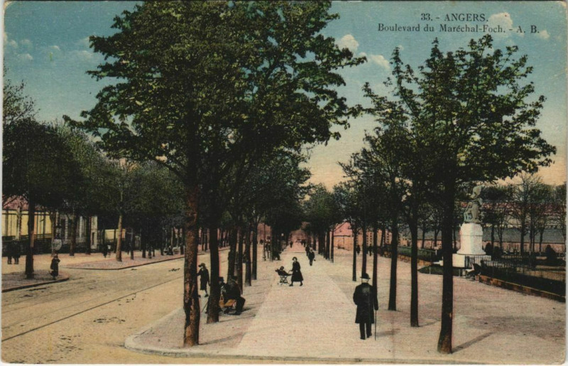 Carte postale ancienne Angers Boulevard du Marechal Foch France à Angers
