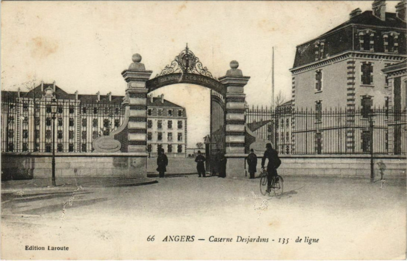 Carte postale ancienne Angers Caserne Desjardins France à Angers