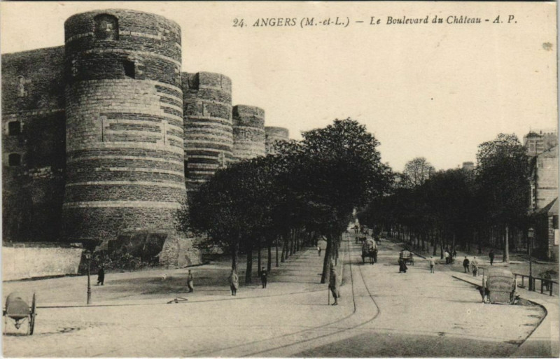 Carte postale ancienne Angers Boulevard du Chateau France à Angers