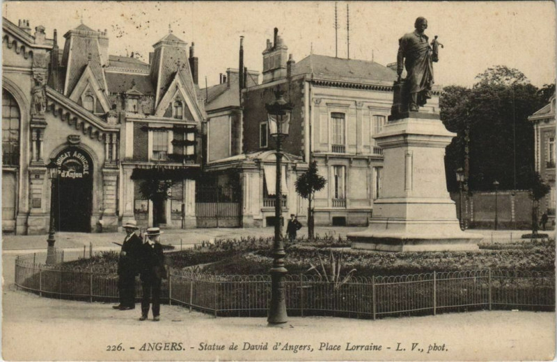 Carte postale ancienne Angers Statue de David d'Angers ,Place Lorraine France à Angers