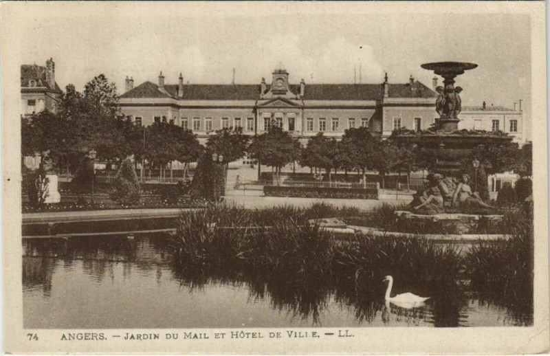 Carte postale ancienne Angers Jardin du Mail et Hotel de Ville France à Angers