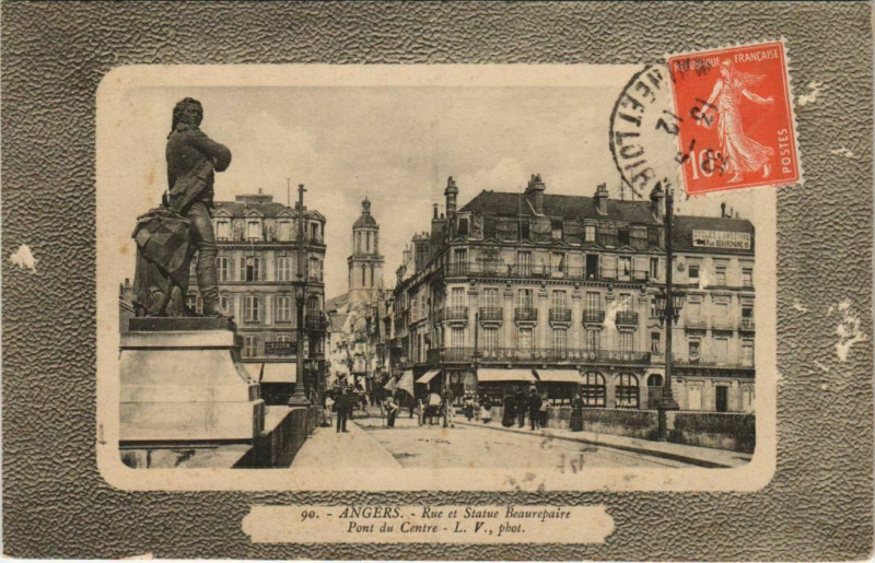 Carte postale ancienne Angers Rue et Statue Beaurepaire France à Angers