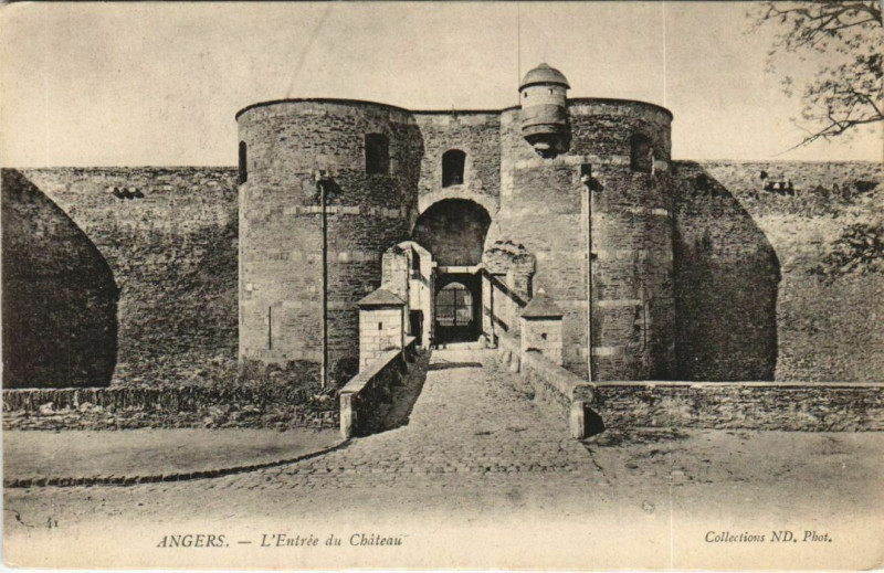 Carte postale ancienne Angers Entree du Chateau France à Angers
