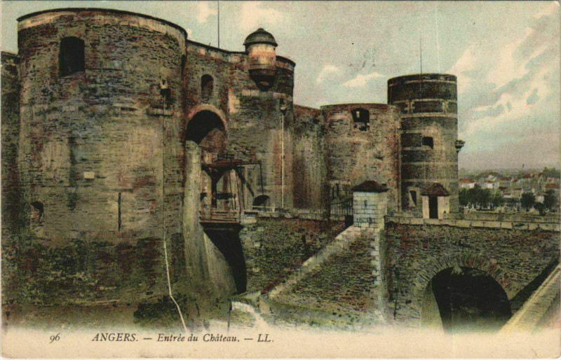 Carte postale ancienne Angers Entree du Chateau France à Angers
