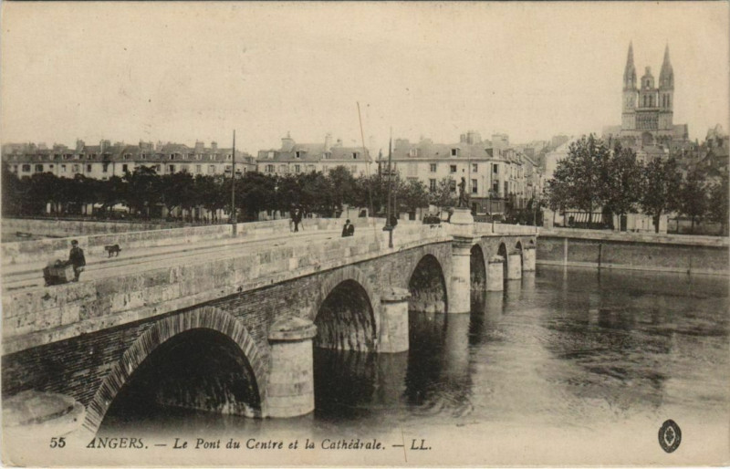 Carte postale ancienne Angers Pont du Centre et Cathedrale France à Angers
