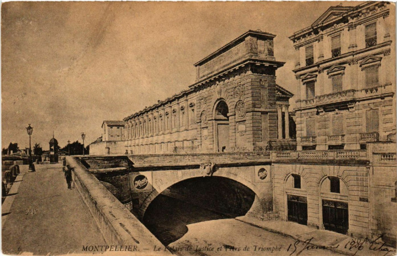 Carte postale ancienne Montpellier - Le Palais de Justice et l'Arc de Triomphe à Montpellier