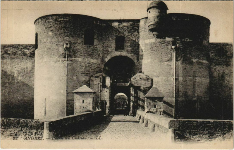 Carte postale ancienne Angers Entree du Chateau France à Angers