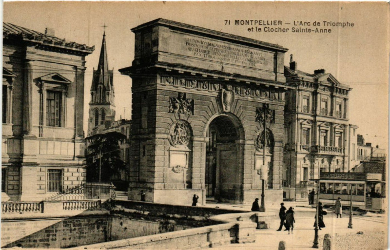 Carte postale ancienne Montpellier - L'Arc de Triomphe et le Clocher Sainte-Anne à Montpellier
