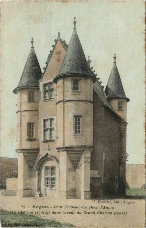 Carte postale ancienne Angers Petit Chateau des Ducs d'Anjou&Chapelle France à Angers