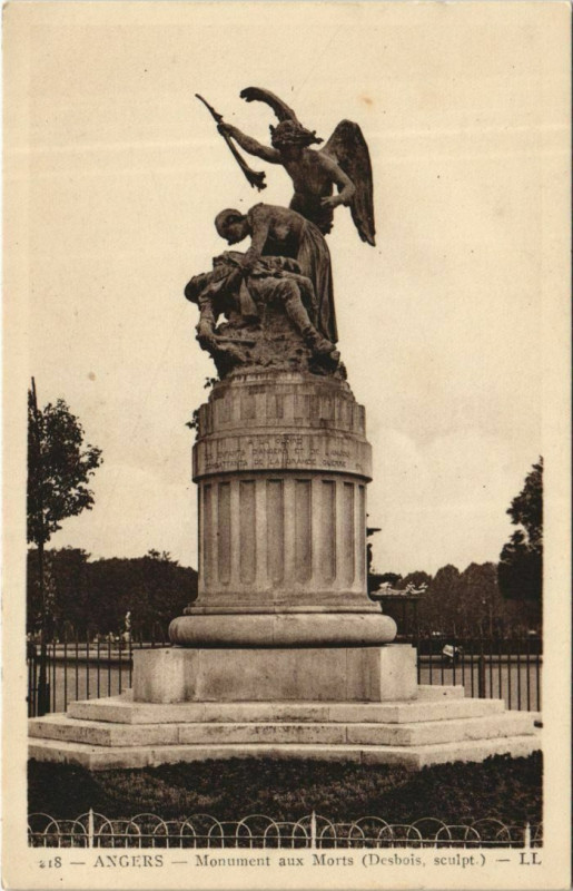 Carte postale ancienne Angers Monument aux Morts France à Angers