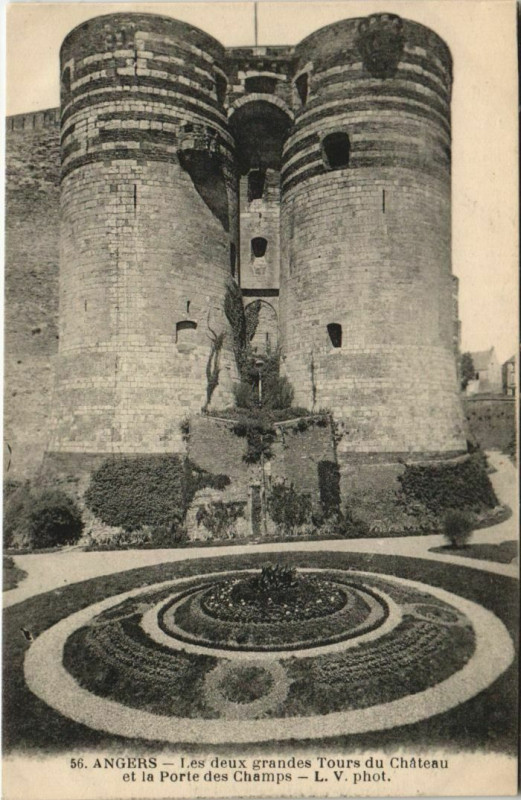 Carte postale ancienne Angers Les deux grandes Tours du Chateau France à Angers