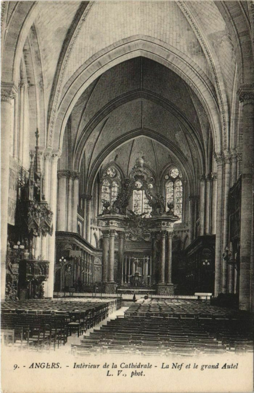 Carte postale ancienne Angers Interieur de la Cathedrale ,La Nef et grand Autel France à Angers
