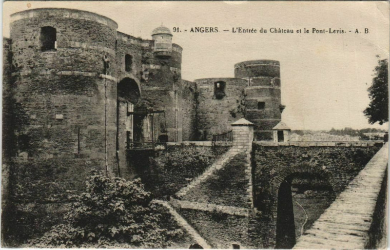 Carte postale ancienne Angers Entree du Chateau France à Angers