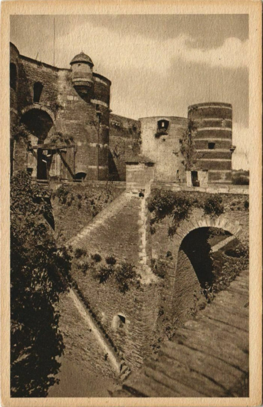 Carte postale ancienne Angers Le Chateau , Le Pont Levis France à Angers
