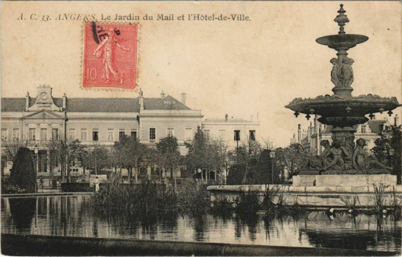 Carte postale ancienne Angers Le Jardin du Mail et Hotel de Ville France à Angers
