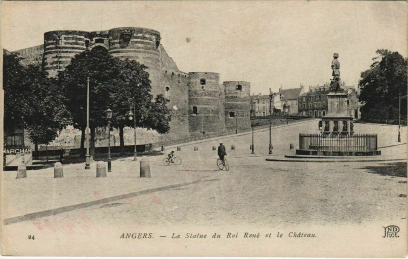 Carte postale ancienne Angers Statue du Roi Rene France à Angers