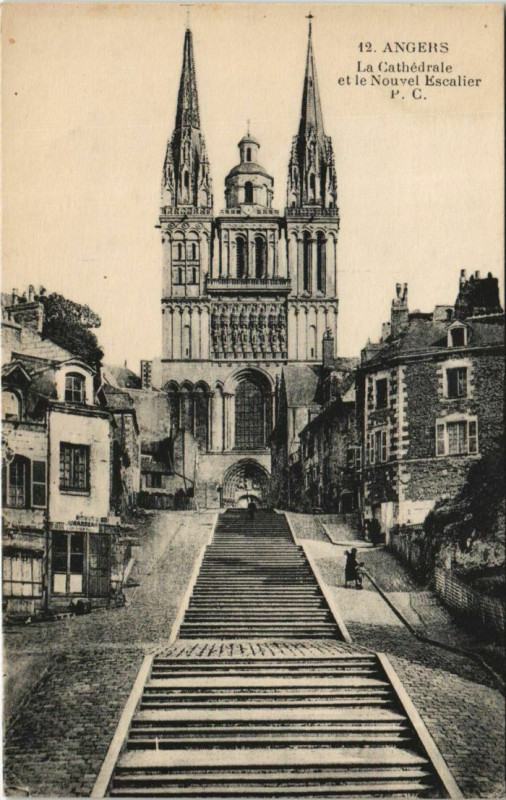 Carte postale ancienne Angers Cathedrale et le Nouvel Escalier France à Angers