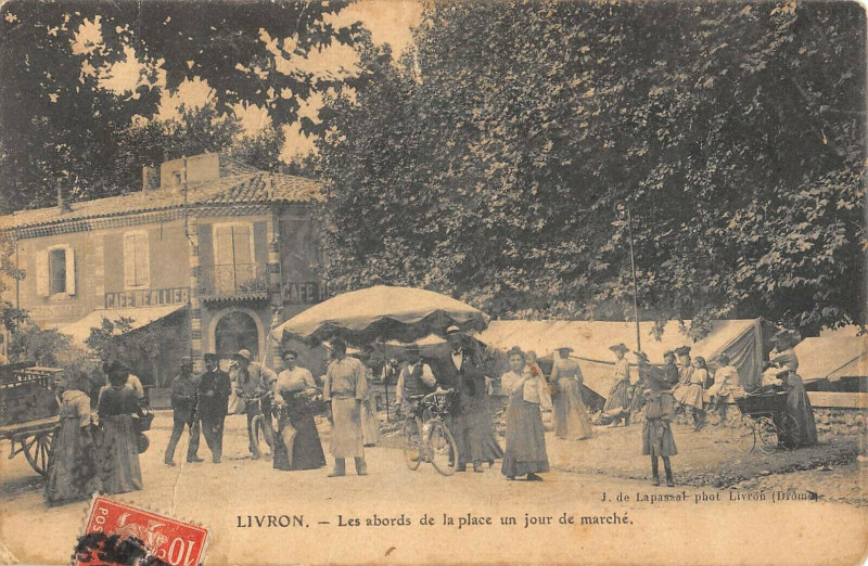 Carte postale ancienne Livron Les Abords De La Place Un Jour De Marche