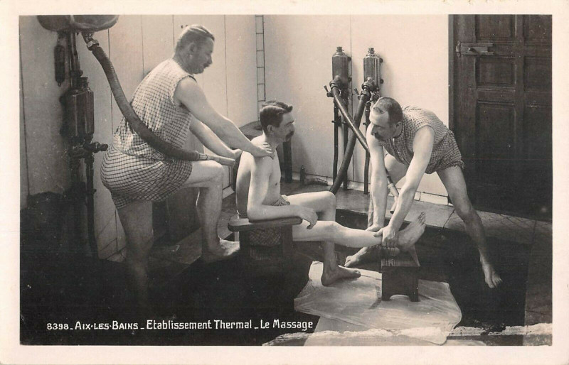 Carte postale ancienne Aix Les Bains Etablissement Thermal Le Massage à Aix-les-Bains