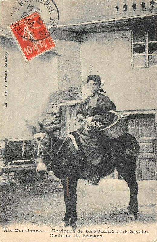 Carte postale ancienne Environs De Lanslebourg Costume De Bessans à Bessans