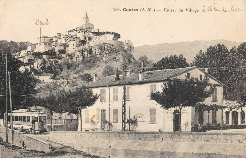 Carte postale ancienne Contes Entree Du Village Tramway à Contes