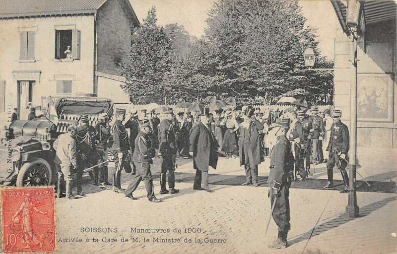 Carte postale ancienne Soissons Manoeuvres De 1906 Arrivee A La Gare De Monsieur Le Ministre De à Soissons