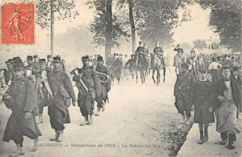 Carte postale ancienne Soissons Manoeuvres De 1906 Le Retour Du 67e à Soissons