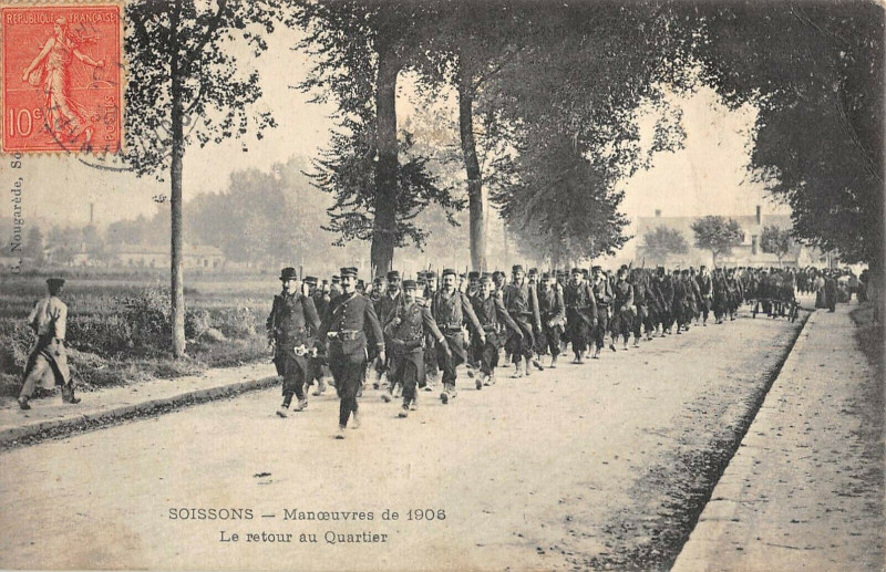 Carte postale ancienne Soissons Manoeuvres De 1906 Le Retour Au Quartier à Soissons