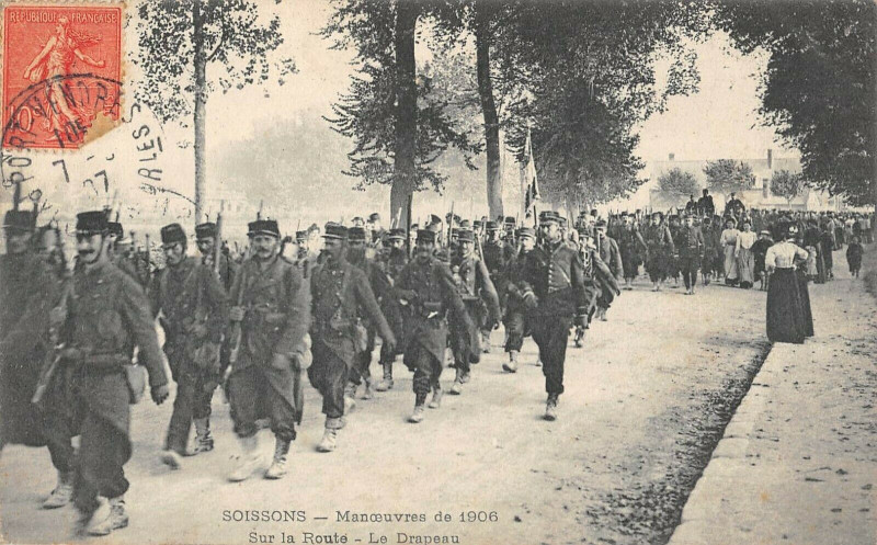 Carte postale ancienne Soissons Manoeuvres De 1906 Sur La Route Le Drapeau à Soissons