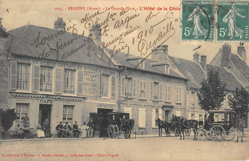 Carte postale ancienne Braisne La Grande Place L'Hotel De La Croix (cliché rare