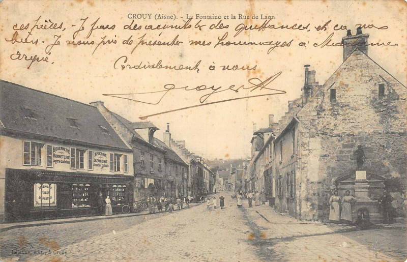 Carte postale ancienne Crouy La Fontaine Et La Rue De Laon à Crouy