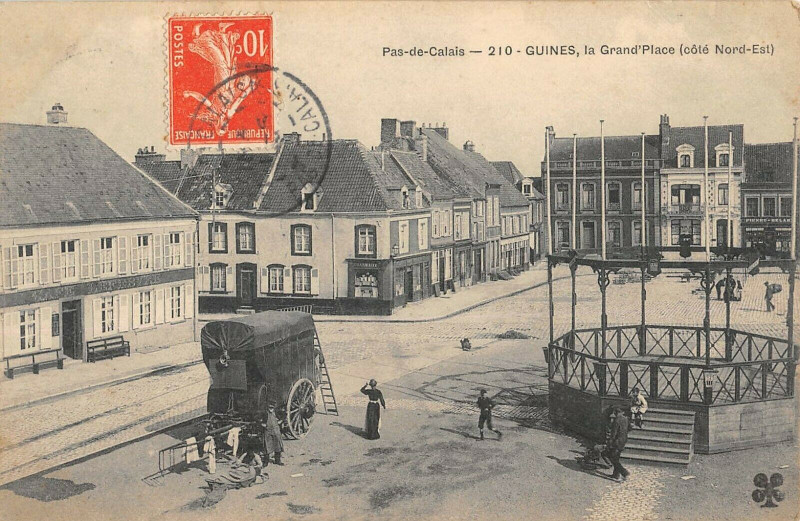 Carte postale ancienne Guines La Grand Place Nord Est