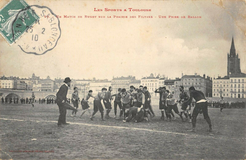 Carte postale ancienne Les Sports A Toulouse Un Match De Rugby Sur La Prairie Des Filtres Une Pr à Toulouse